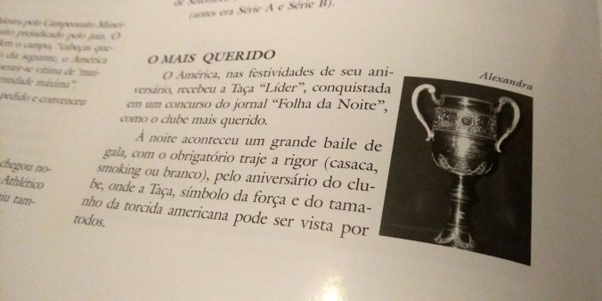 Foto de página da Enciclopédia do América de Carlos Paiva com parágrafo e foto da Taça Líder