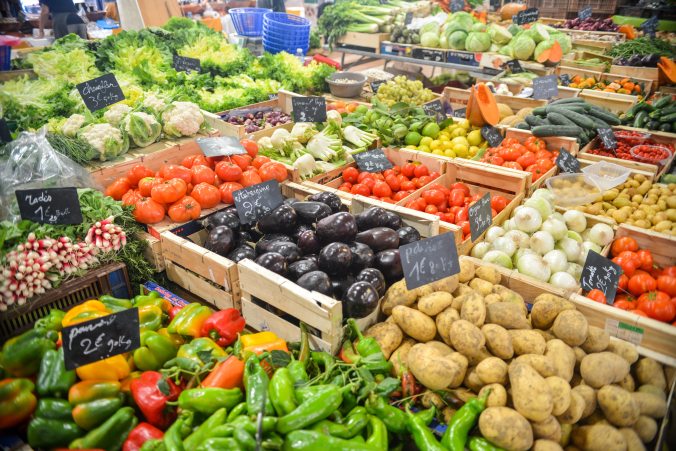 foto da seção de frutas, verduras e legumes de um supermercado.